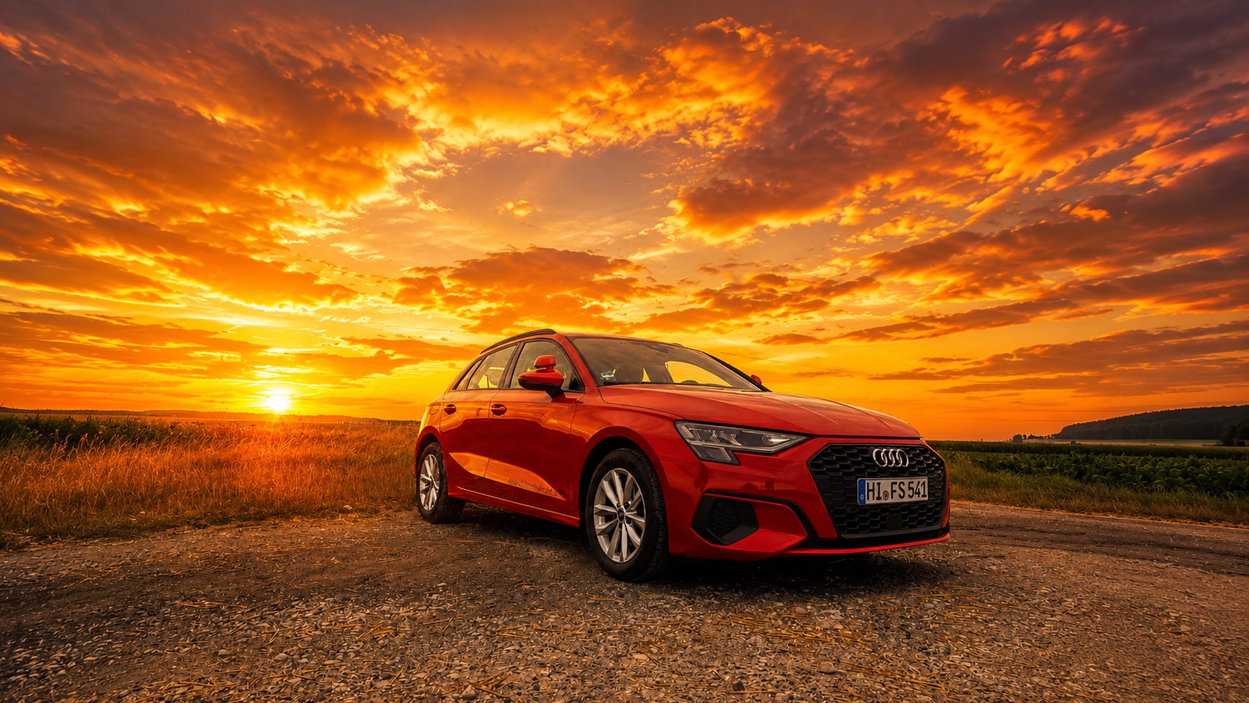 Roter Audi A3 auf einer Landstraße im Sonnenuntergang